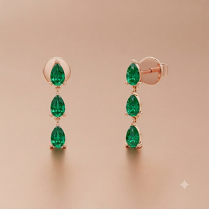 Boucles d'oreilles pendantes classiques en argent 925 avec émeraudes de laboratoire taille poire serties griffes pour femme, idéales au quotidien - Product Image 3