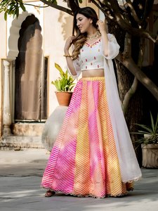Conjunto de Fiesta Multicolor Leheriya Georgette: Lehenga Acampanada Larga hasta el Suelo de Corte Holgado, Top Corto con Bordado de Espejos en Color Blanco Hueso y Dupatta - Product Image 3