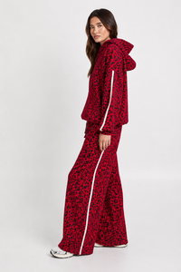 Ensemble de survêtement 2 pièces pour femme, imprimé léopard rouge, comprenant un sweat à capuche premium et un pantalon de jogging en molleton doux à jambe large, style streetwear décontracté - Product Image 4