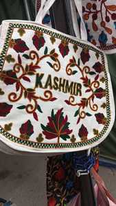 El bolso de mano hecho a medida se elabora con habilidad, fusionando la artesanía tradicional con la estética del diseño moderno. - Product Image 4