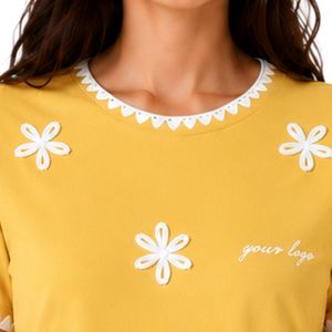 Camiseta de Mujer con Bordado Floral Amarillo, Ribete Blanco en Contraste, Cuello Redondo, Manga Corta, Estilo Casual, OEM, ODM, Ropa Personalizada - Product Image 5