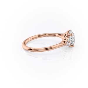 Hermoso Anillo Clásico Redondo de Plata 925 con Moissanita y Pequeños Agrupamientos Laterales para Uso Diario de Mujer - Product Image 2