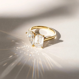 Anillo de Diamante Cultivado en Laboratorio con Corte Esmeralda y Pera, Claridad VVS1, Anillo Toi Et Moi, Oro Amarillo de 18K, Joyería de Alta Gama - Product Image 4