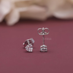 Pendientes de Diamante Cultivado en Laboratorio con Certificación IGI, Corte Solitario en Forma de Corazón, en Oro Blanco/Rosa y Amarillo de 18K |   Pendientes de Diamantes de Lujo - Product Image 2