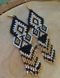 Boucles d'oreilles en perles de verre impeccables pour une présentation haut de gamme en boutique, offrant un arrangement de perles de haute qualité et un attrait moderne - Product Image 6