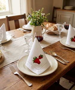 Serviette de table en tissu blanc avec ourlet brodé en forme de fraise, réutilisable, en coton, pour restaurant et maison - Product Image 2