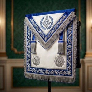 Delantal Masónico de Cuero Bordado Personalizado con Flecos Azules y Blancos, Borlas Plateadas, Resistente al Agua, Insignia Clásica Cosida - Product Image 2