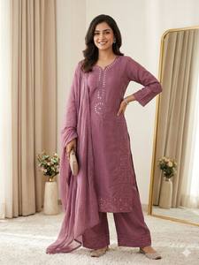 Traje de Fiesta de Lujo Mal Chanderi con Bordado de Lentejuelas y Trabajo de Relieve, y Dupatta de Organza Suave - Product Image 4