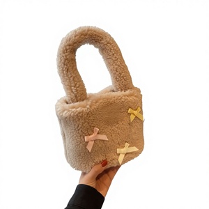 กระเป๋าโท้ทลำลอง Fluffy Boa พร้อมฝาปิดแม่เหล็ก สายสะพายเดี่ยว กระเป๋าถือแฟชั่นมินิมอลสุดอินเทรนด์ - Product Image 4