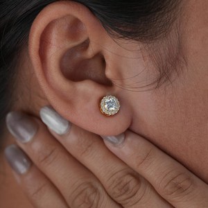 Pendientes de lujo con moissanita de corte redondo floral de 1 quilate cada uno, con plata de ley 925, regalo para novia, dijes para fiesta de cumpleaños - Product Image 4