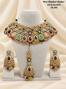 Parure de bijoux de mariage plaqué or en alliage, comprenant un collier ras-du-cou ethnique et des boucles d'oreilles Maang Tikka, sertis de perles goutte d'eau à monture closée - Product Image 4