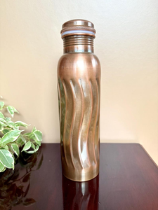 Botella de Agua de Cobre Puro Hecha a Mano con Acabado Antiguo, Beneficios Ayurvédicos para la Salud, Regalo para Mamá, Cobre Sostenible para Yoga, Gimnasio y Fitness - Product Image 2