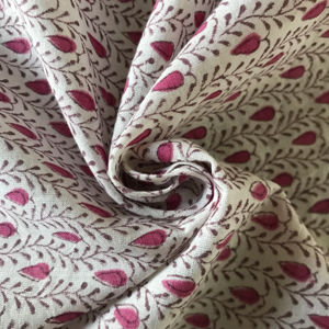 Tela de algodón estampada a mano – Diseño floral de enredaderas repetidas en color granate sobre base natural |   Venta al por Mayor de Textiles Indios - Product Image 1