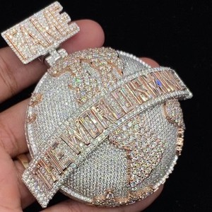 Colgante personalizado 'El mundo es mío' con incrustaciones de moissanita, oro auténtico de 10K y plata, 100g, gran motivo de Tierra, redondo, estilo 'bling', para pedidos al por mayor - Product Image 1