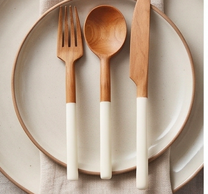 Ensemble de couverts en bois avec manches émaillées, design minimaliste pour la cuisine domestique, finition mate, passe au lave-vaisselle. - Product Image 3