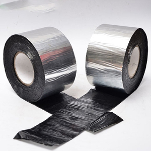 Bande bitumineuse auto-adhésive anti-UV imperméable avec surface en feuille d'aluminium pour l'étanchéité des tuiles de toit résidentielles et des joints de sous-sol extérieur - Product Image 1