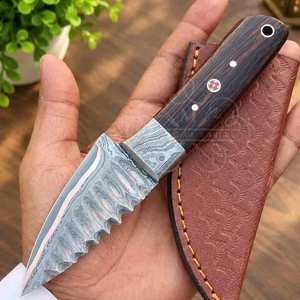 Cuchillo mini de cobre damasco forjado a mano con mango de madera y funda de cuero para camping, senderismo y caza. - Product Image 2