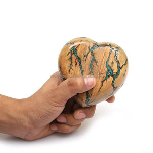 Vente en gros de mini urne souvenir en bois en forme de cœur personnalisée pour les cendres de chat ou de chien - Product Image 5