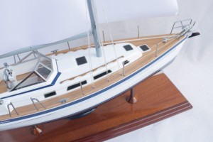 Modèle de bateau à voile en bois peint à la main HALLBERG RASSY 40, style nautique européen, décoration d'intérieur autoportante, antique, fabriqué en Suède - Product Image 5