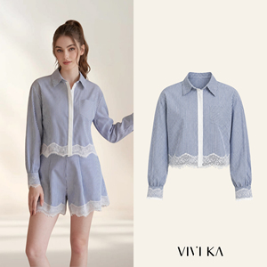 Blusa Chic de Verano para Mujer, Azul a Rayas, de Algodón, con Cuello de Pico, Manga Larga, Dobladillo de Encaje Floral Festoneado y Solapa en Contraste - Product Image 1