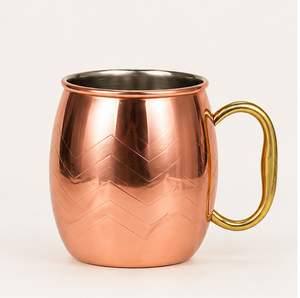Mug à Moscow Mule en cuivre pur fait main avec poignée en laiton massif, design martelé élégant, mug en forme de baril pour cocktails et bière - Product Image 4