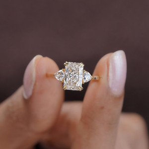Anillo de compromiso de tres piedras de corte radiante, Moissanite de corte de trillón lateral, ajuste de punta de doble garra de oro amarillo de 14K para aniversario - Product Image 3