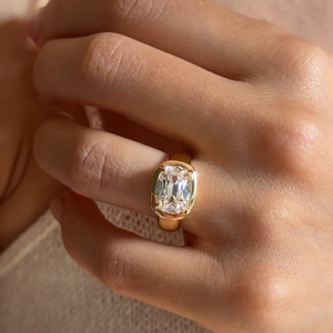 Bague solitaire en diamant de laboratoire taille coussin de 3 carats, provenant de mines anciennes, sertie clos en or jaune 14 carats, certifiée IGI - Product Image 5
