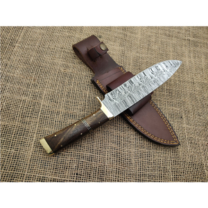 Cuchillo de Hoja Fija Hecho a Mano en Acero de Damasco con Mango de Madera y Funda de Cuero para Uso en Exteriores y Manualidades - Product Image 1