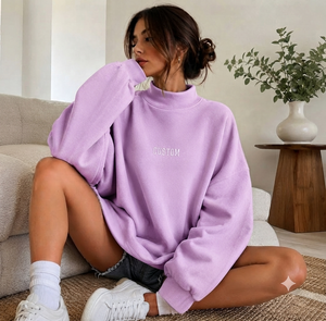 เสื้อสเวตเชิ้ตคอเต่าทรงโอเวอร์ไซส์สำหรับผู้หญิง ผ้าฝ้าย 100% สีม่วงไลแลค ปักตัวอักษรด้านหน้า ทรงไหล่ตก แขนยาว ผ้าถัก สไตล์สตรีทแวร์ - Product Image 1