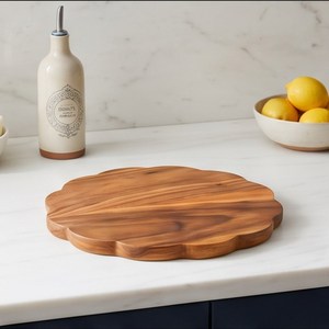 Tabla de cortar redonda rústica de madera con borde festoneado de veta natural, tabla para picar y bandeja para servir - Product Image 4