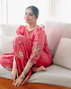Ensemble Kurti et Palazzo brodé rose élégant pour femmes – Tenue ethnique festive de style pakistanais - Product Image 4