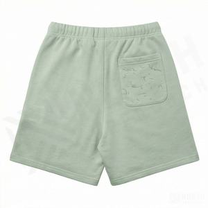 Shorts de felpa francesa estilo urbano con textura suave, cintura ajustable y corte moderno para looks casuales. - Product Image 2