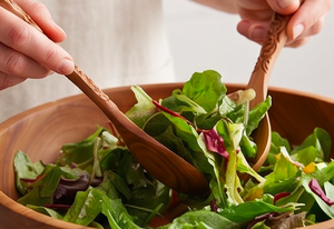 Ensemble de cuillères de service en bois sculptées à la main avec des poignées florales, design traditionnel, bois naturel, pour la restauration et l'usage quotidien - Product Image 5
