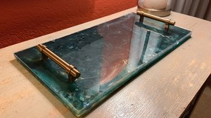 Grand plateau en résine vert émeraude, décoration de table verte, art en résine verte, plateau de table élégant et luxueux, plateau de charcuterie aux tons de bijoux - Product Image 5