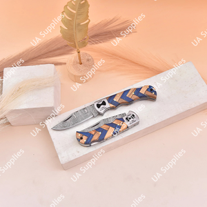 มีดพับเหล็กดามัสกัสทำมือขายดีที่สุด สีสันสดใส ปรับแต่งได้ ด้ามไม้ปักก้า สำหรับตั้งแคมป์ ล่าสัตว์ รับผลิตแบบ OEM/ODM ขายส่ง - Product Image 4