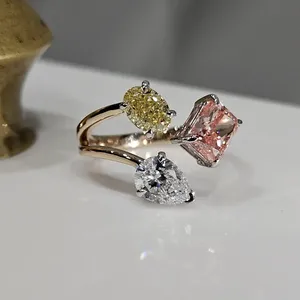 Anillo de compromiso de lujo de tres piedras en oro amarillo con diamantes ovalados y pera amarillos radiantes y rosa, con diseño de anillo cruzado de varias piedras para mujer - Product Image 3