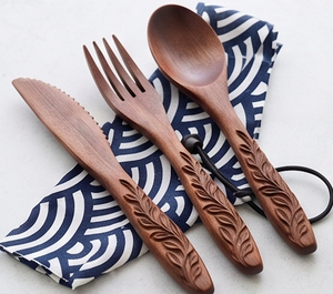 Ensemble de couverts en bois de noyer artisanal avec manche à motif feuille, cuillère, fourchette, couteau, design minimaliste, pour cadeau ou usage hôtelier - Product Image 1