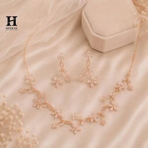 Parure de bijoux en or jaune 18 carats avec motif floral en feuilles et diamants, collier délicat en forme de fleur avec zircon cubique taille marquise et boucles d'oreilles pendantes pour mariée - Product Image 5