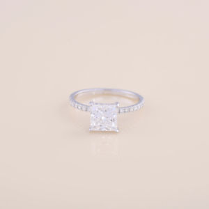 Anillo de Compromiso con Diamante Cultivado en Laboratorio de Corte Princesa de 3.54CT con Banda Redonda Pavé en Plata de Ley 925 - Product Image 1
