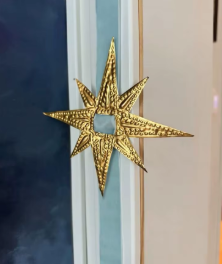 Adorno Navideño de Metal Dorado con Lazo, Tamaño Pequeño, Estilo Tradicional, Decorativo, para Colgar - Product Image 3