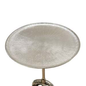 Table d'appoint ronde en aluminium au design torsadé et noué pour salon et chambre à coucher à prix abordable - Product Image 3