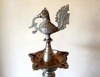 Lampe à huile Paon en laiton plaqué or, forme irrégulière, motif Bold Blossom, Diya, décoration religieuse pour la maison, sculpture artistique, mariage, sérigraphie
