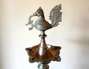 Lampe à huile Paon en laiton plaqué or, motif Fleur audacieuse, avec plateau plat, Diya, pour décoration religieuse et d'intérieur, sculpture artistique, mariage - Product Image 4