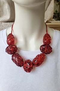 Collier en résine perlée unisexe fait main, combinaison de couleurs rouge, orange et marron, détail ruban élégant, plaqué or, géométrique, tendance - Product Image 5