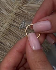 Bagues de fiançailles 5 carats de diamant de laboratoire taille coussin étincelant serti à griffes, pour demande en mariage et mariage, avec alliances de 2 mm, en or massif 14K 18K, vente en gros - Product Image 3