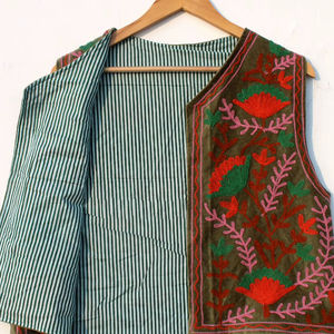 Chaleco vintage de terciopelo Suzani con bordado artesanal, estilo bohemio chic, chaleco para mujer, chaqueta Suzani, regalo para ella. - Product Image 1