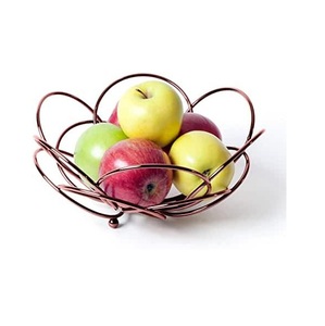 Cesta de metal para frutas, un compañero eficiente para el almacenamiento de productos frescos en cocinas elegantes y para una presentación interior sofisticada. - Product Image 3