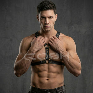 Arnés de hombro negro hecho a mano con alas y tachuelas doradas de piel sintética para disfraz de festival, fabricante personalizado - Product Image 4