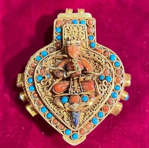 Colgantes Ghau Tibetanos Chapados en Oro con Rubí, Diseño Religioso de Buda, Hechos a Mano en Nepal, Mantra Budista, Piedras Semipreciosas, Fiesta - Product Image 2