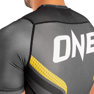 T-shirt de compression noir personnalisé pour homme à manches longues, col ras du cou, séchage rapide, impression par transfert thermique, logo avant, respirant, extensible dans quatre directions - Product Image 4